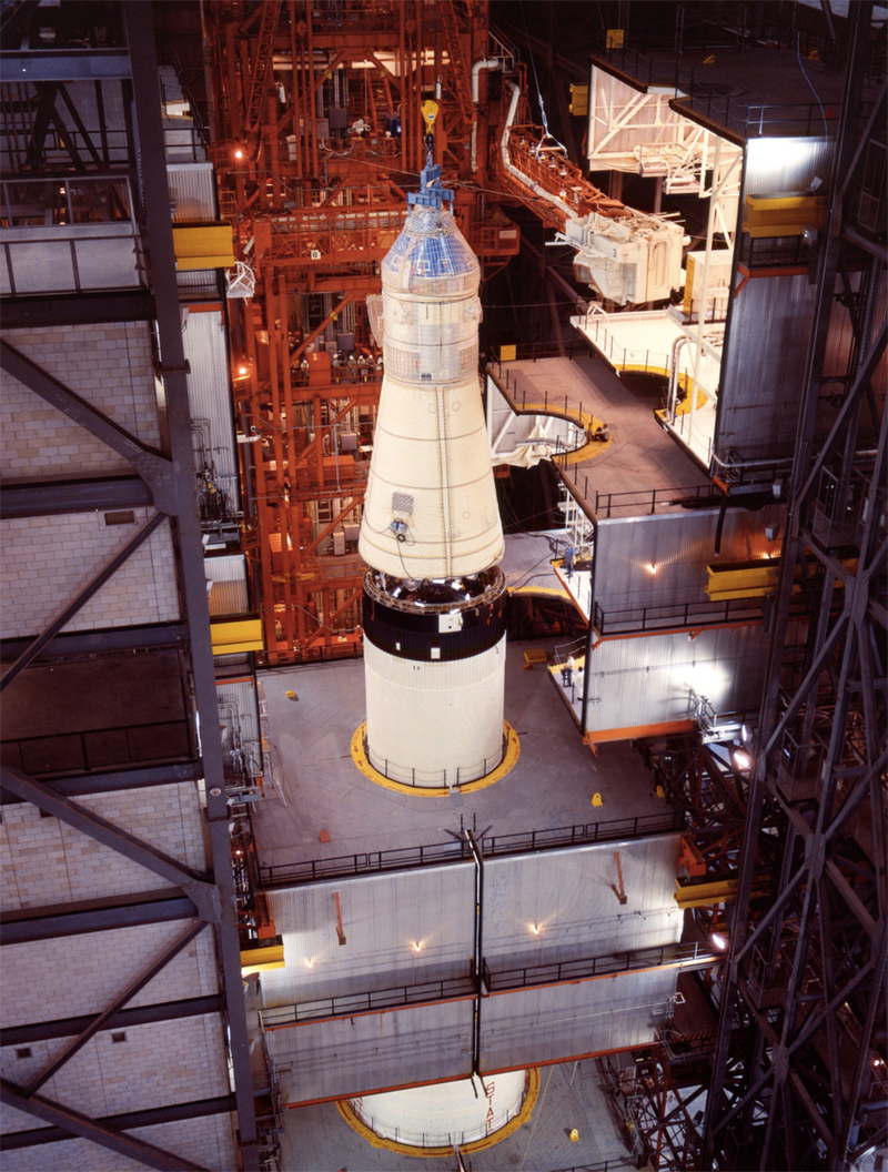 Illustration for article titled Amazing photos from NASA's vaults show how they assembled Apollo 11
